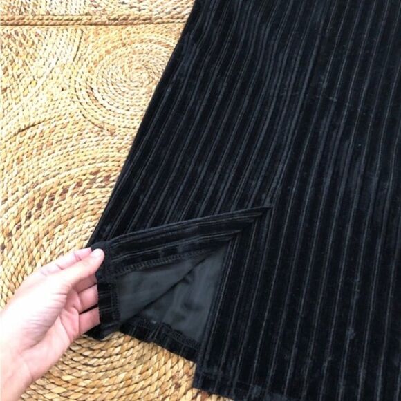 FRANCESCA’S Black Rozz Velvet Midi Skirt - Picture 6 of 8